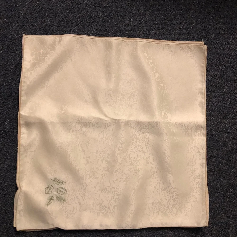 Beautiful table cloth & napkins